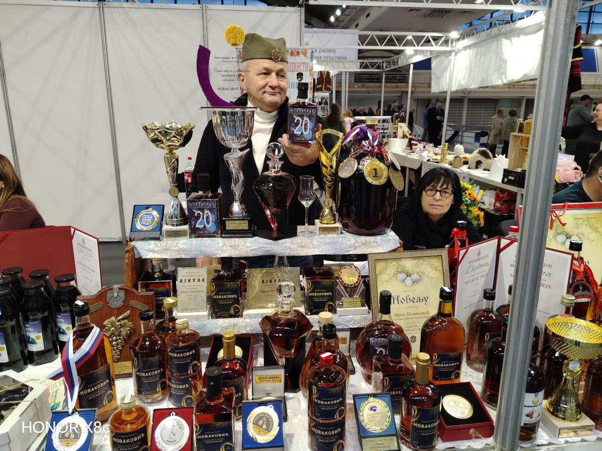Zoran u podrumu ima rakije stare 40 godina