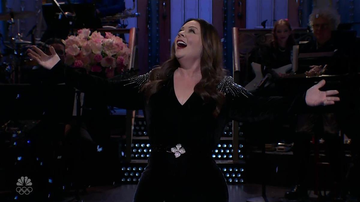 Melisa Mekarti gostuje u Saturday Night Live 2025. godine