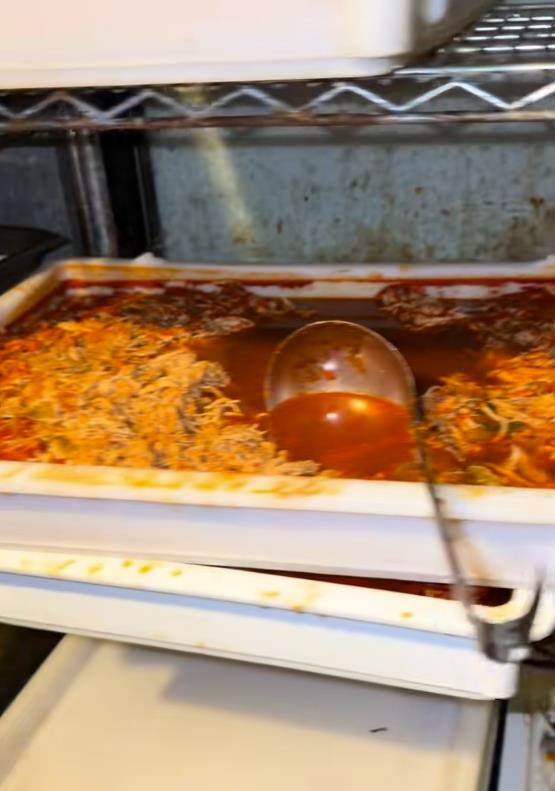 Žena se ušunjala u skladište restorana i zgrozila se prizorom (3).png