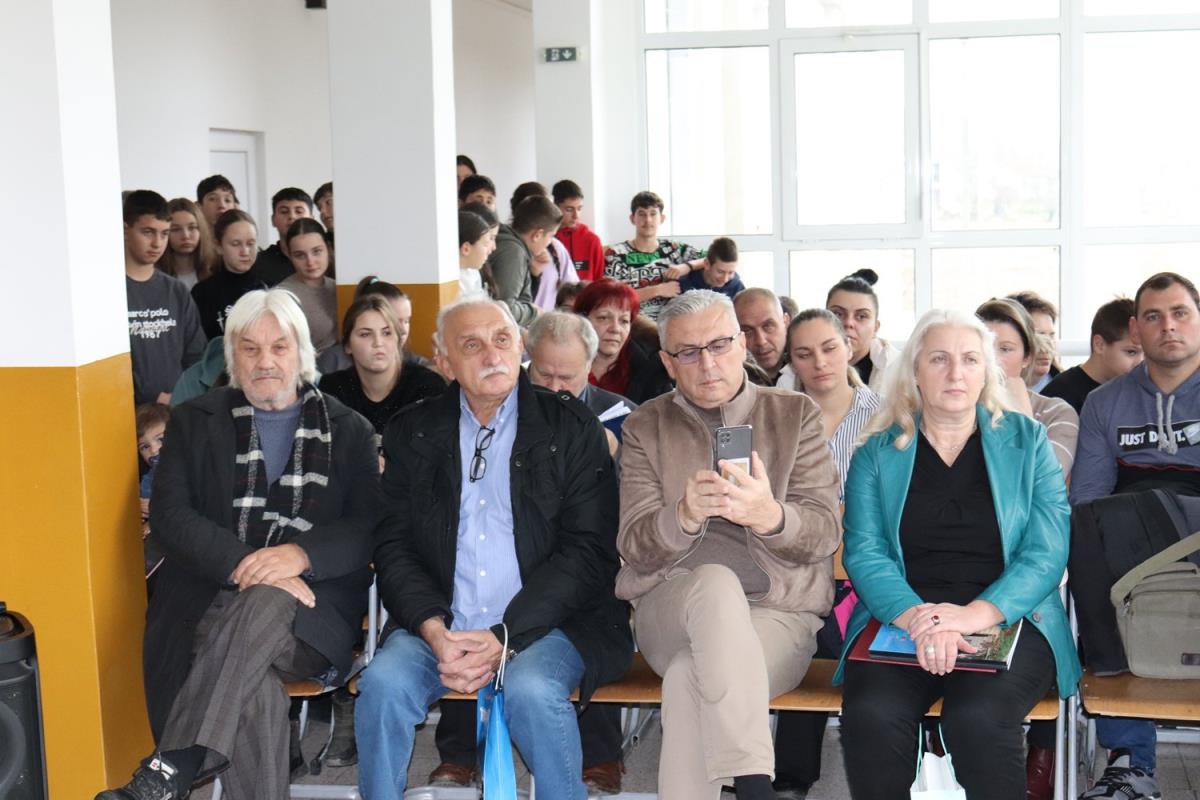 Pesnici i đaci u Žabaru.jpg