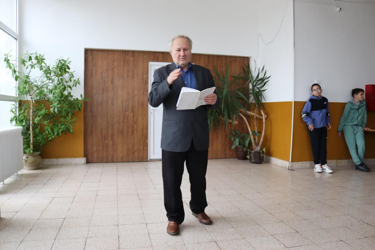 Ž.M. čita pesmu u Žabaru.jpg