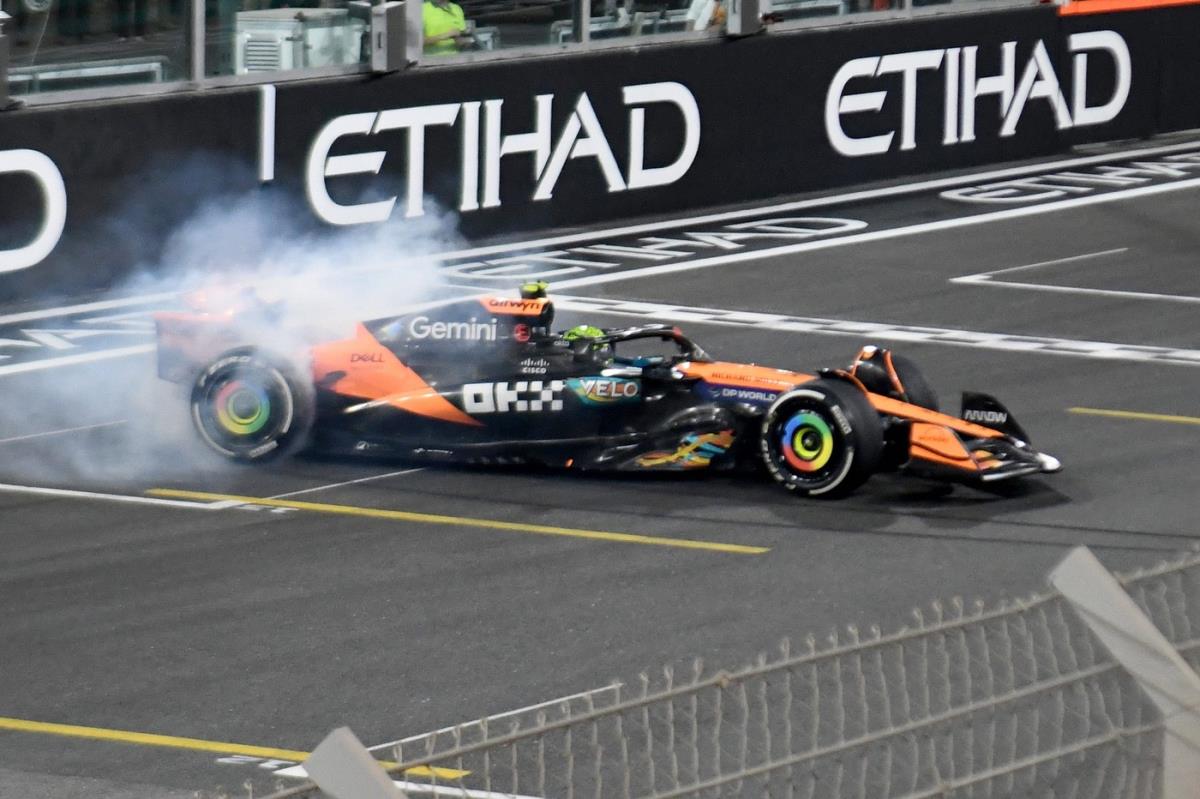 Lando Noris potpisuje bolid Meklarena na stazi u Abu Dabiju posle osvajanja titule šampiona 2025.