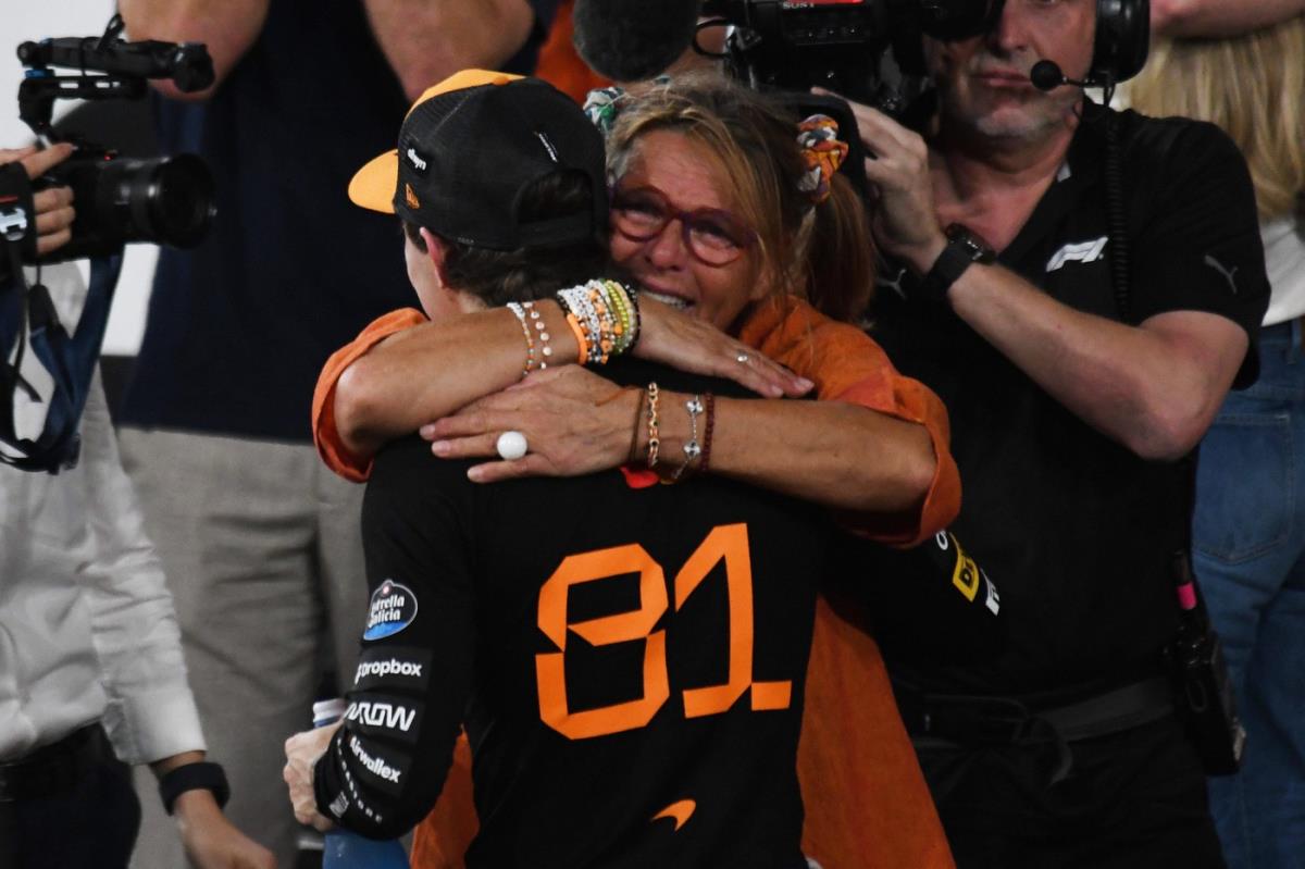 Lando Noris u zagrljaju sa majkom Siskom posle osvajanja titule šampiona Formule 1 za 2025. godinu