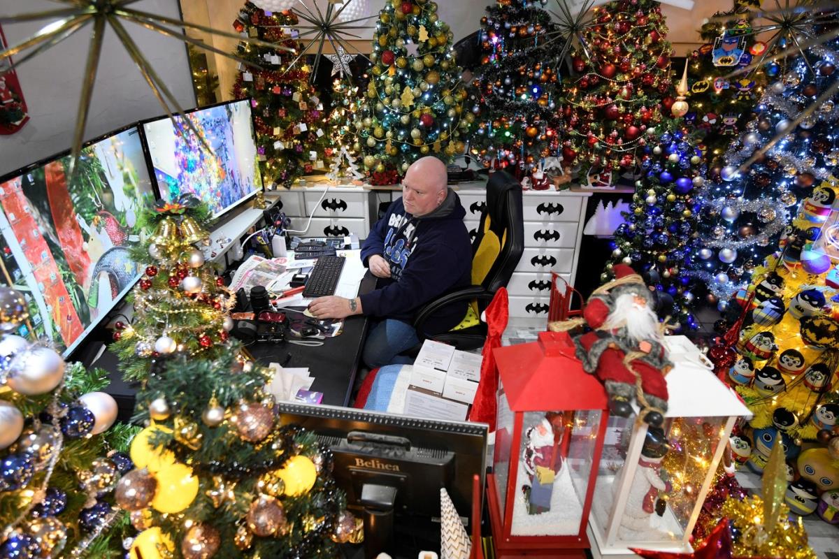 Dnevna soba porodice Jeromin preplavljena božićnim ukrasima i svetlima