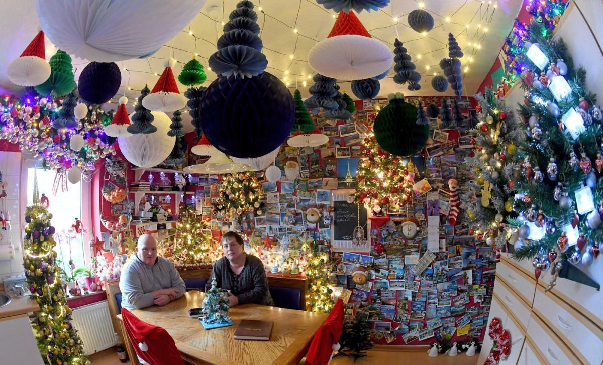 Kuhinja ukrašena sitnim jelkapro, girlandama i prazničnim detaljima