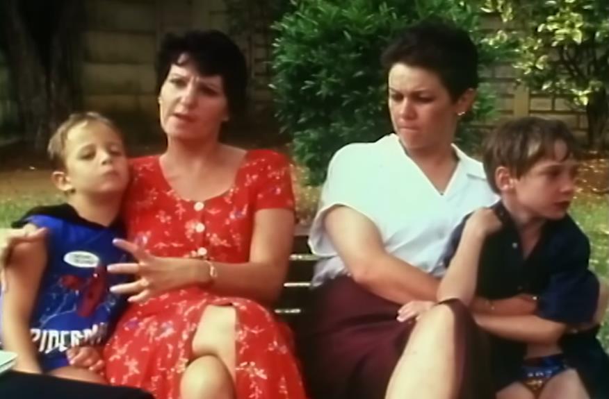 Robin i Gavin sa majkama.jpg