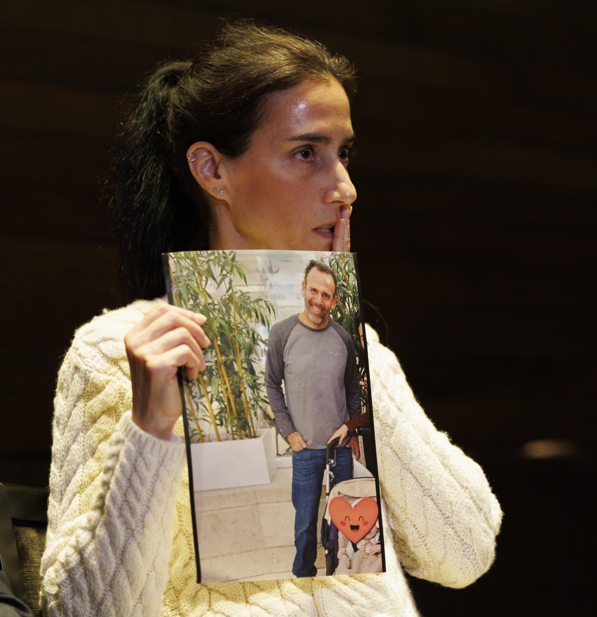 Bačeva Jahalomi sa fotografijom stradalog supruga