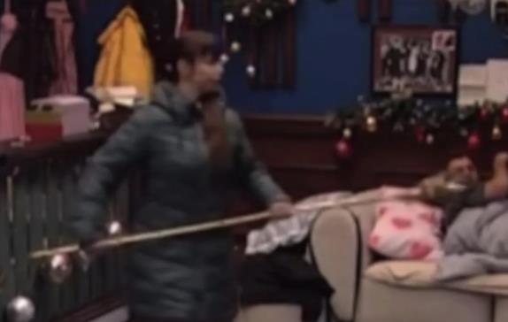 DISKVALIFIKACIJA MILJANE KULIĆ Izgubila kontrolu, spakovala svoje džakove i napravila haos na imanju - Uzela motku i krenula da lomi sve pred sobom!