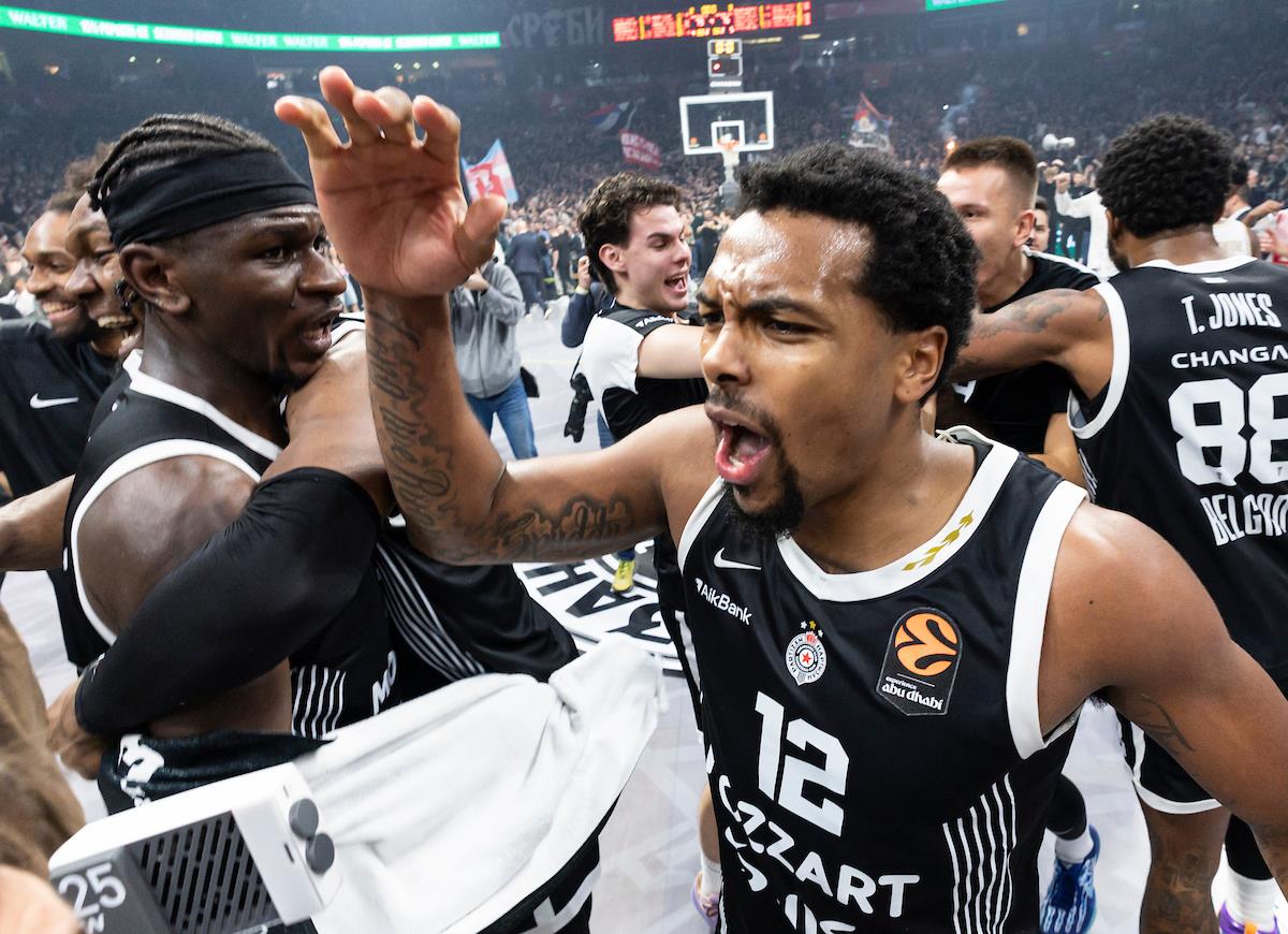 Slavlje igrača Partizana posle pobede u derbiju KK Partizan