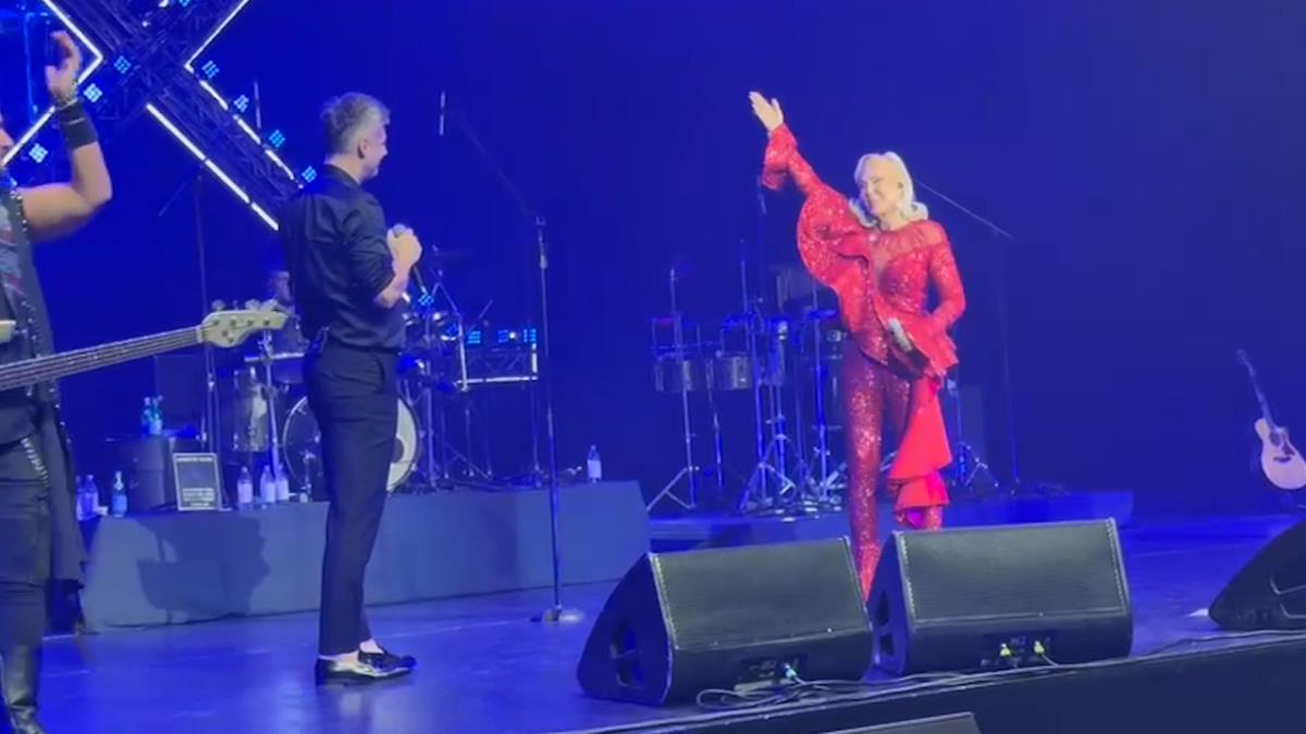 Lepa Brena gosca na koncertu leksington benda (12).jpg