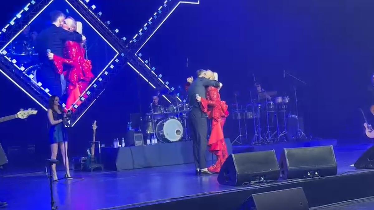 Lepa Brena gosca na koncertu leksington benda (11).jpg