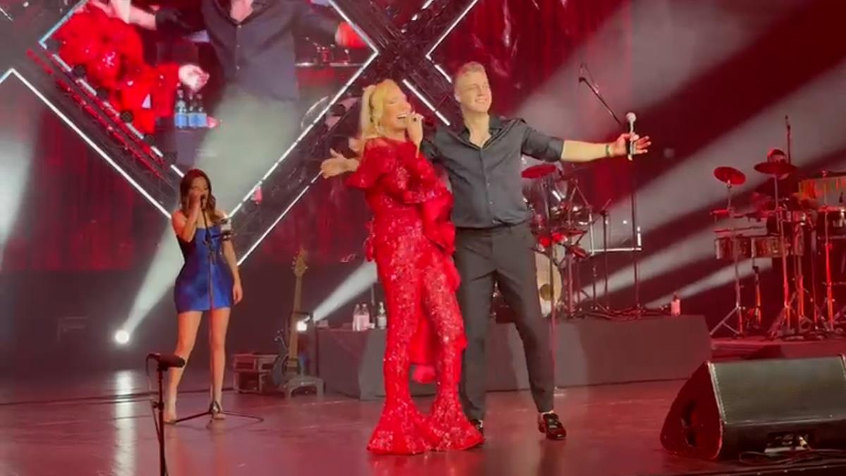 Lepa Brena gosca na koncertu leksington benda (8).jpg