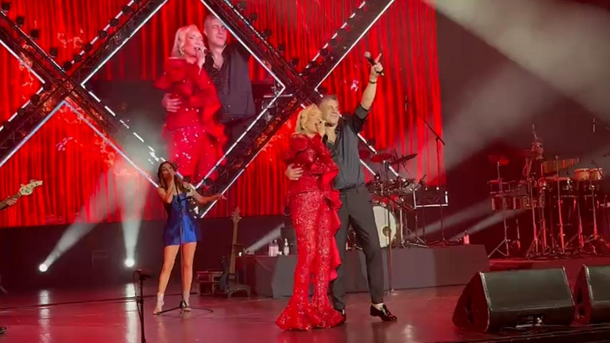 Lepa Brena gosca na koncertu leksington benda (7).jpg