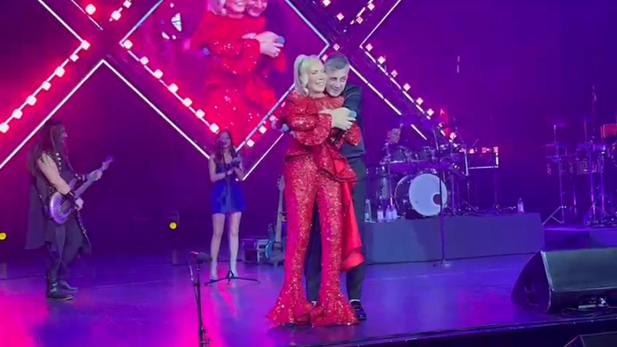 Lepa Brena gosca na koncertu leksington benda (6).jpg