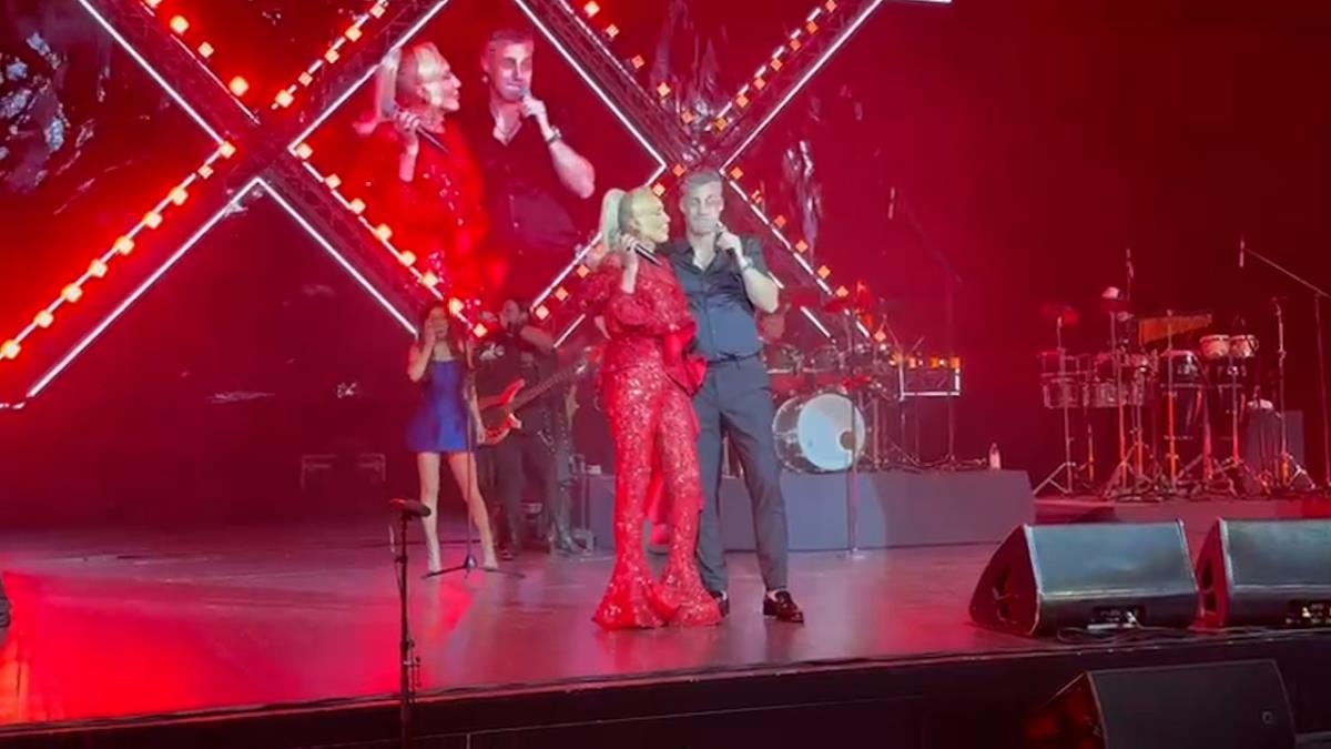 Lepa Brena gosca na koncertu leksington benda (5).jpg