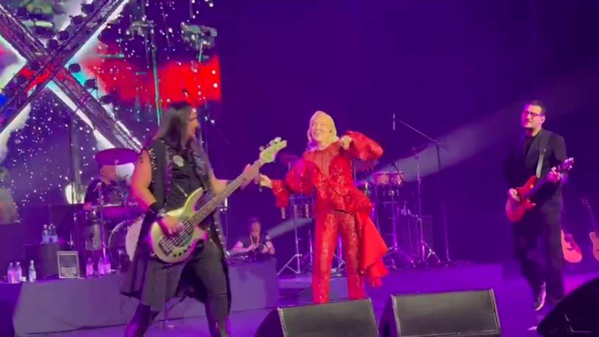 Lepa Brena gosca na koncertu leksington benda (3).jpg