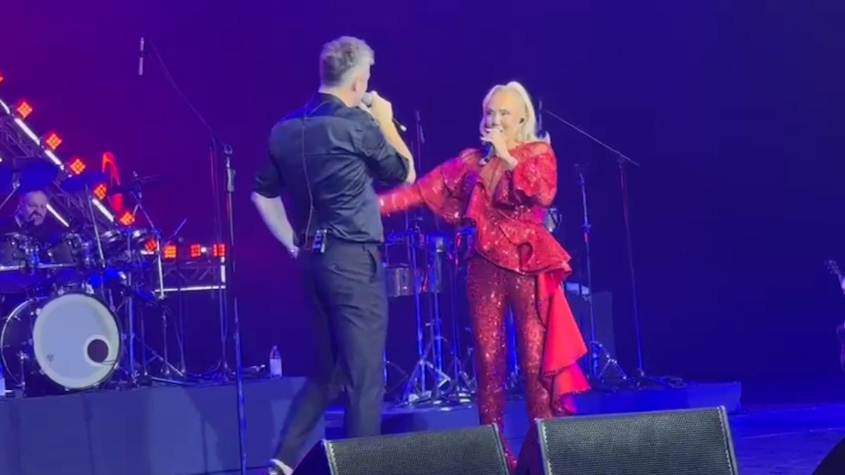 Lepa Brena gosca na koncertu leksington benda (1).jpg