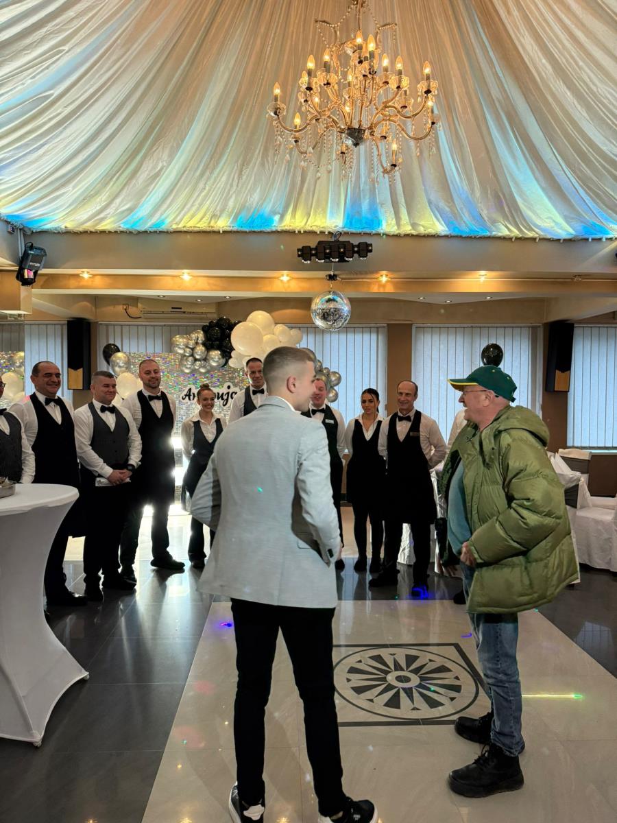 NA FEŠTU KOD ERE OJDANIĆA STIGAO I OTAC POZNATE STARLETE! Ćerka mu važi za skandal majstora, a on spremio samo za bakšiš 5000€....