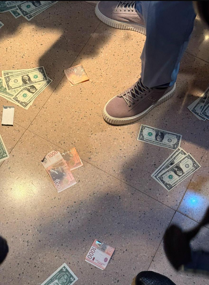 Pare po podu na veselju unuka Ere Ojdanića