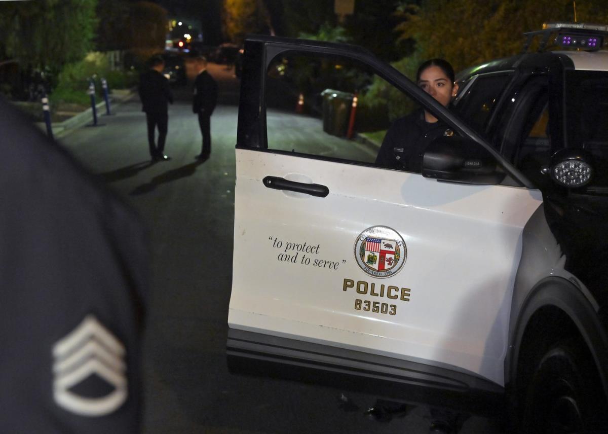 Kuća u kojoj su ubijeni Rob Rajner i njegova supruga Mišel Rajner. Policija na licu mesta