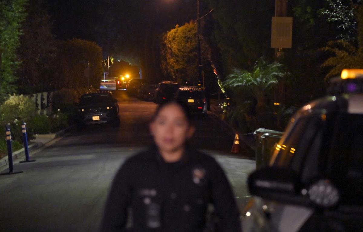 Kuća u kojoj su ubijeni Rob Rajner i njegova supruga Mišel Rajner. Policija na licu mesta