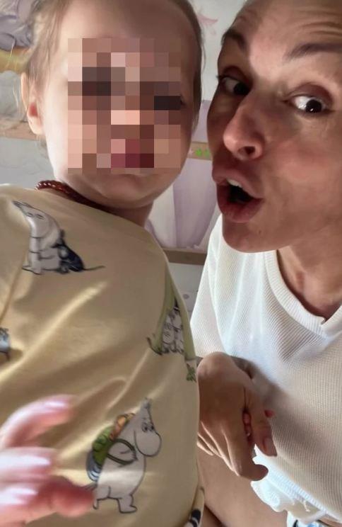 PRAZNIČNA ATMOSFERA U DOMU LUNE ĐOGANI: Baka Anabela Atijas se raznežila prizorom - novogodišnja tema, kolačići i sve šareno (FOTO)