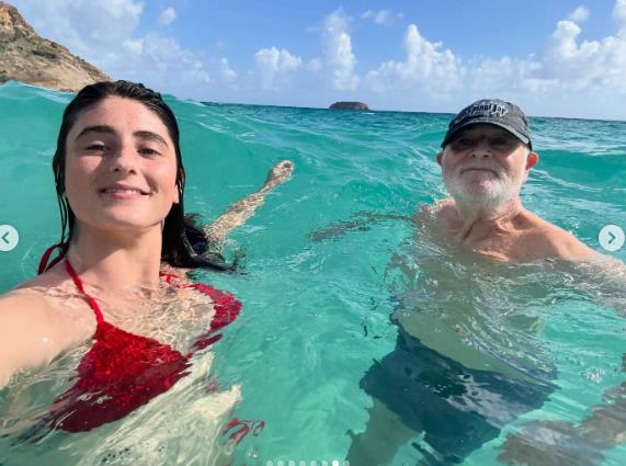 Rob Rajner uživa na moru sa ćerkom Romi.jpg