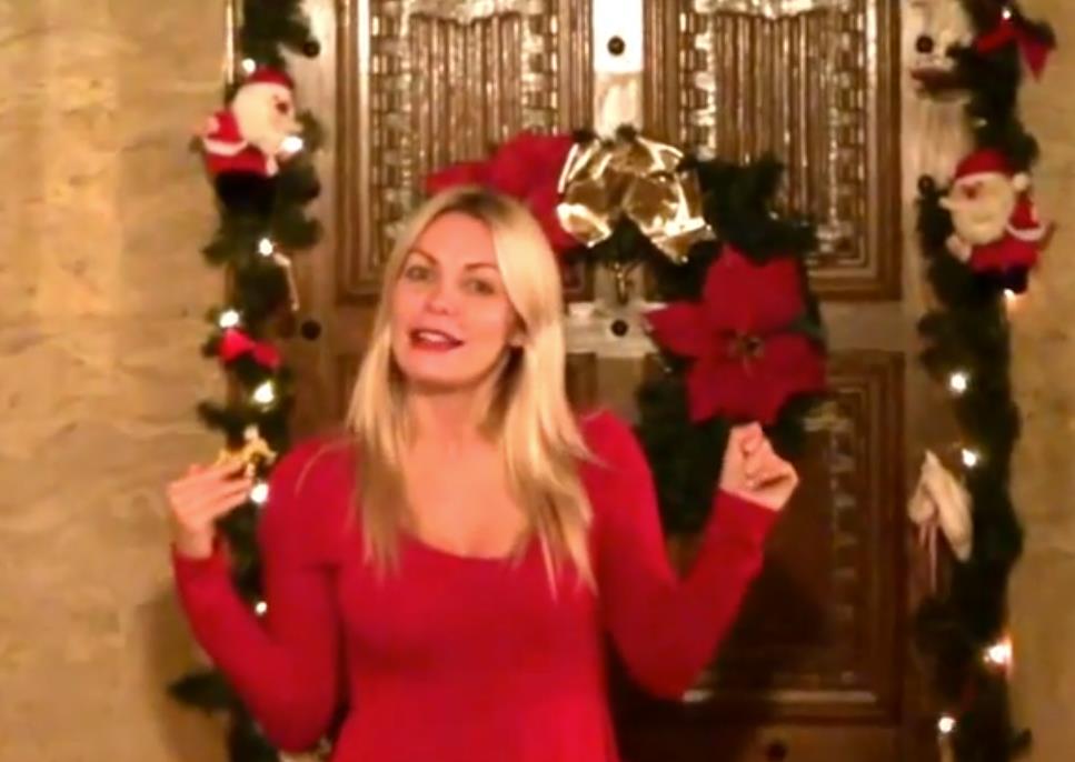 Kristal Haris pokazuje Plejboj vilu za Božić (6).png