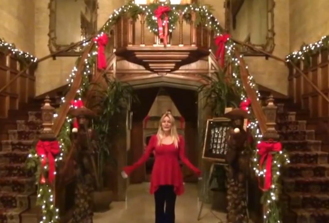 Kristal Haris pokazuje Plejboj vilu za Božić (1).png