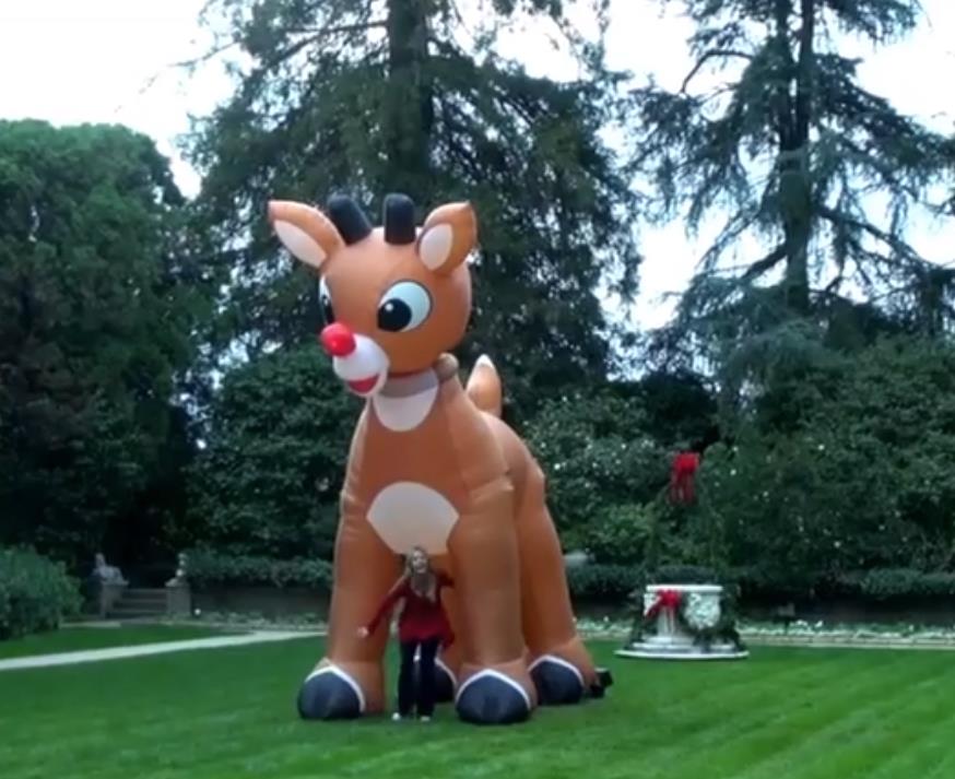 Kristal Haris pokazuje Plejboj vilu za Božić (4).png