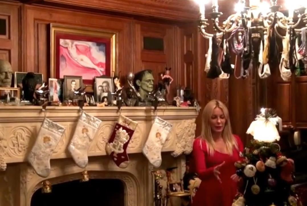 Kristal Haris pokazuje Plejboj vilu za Božić (7).png