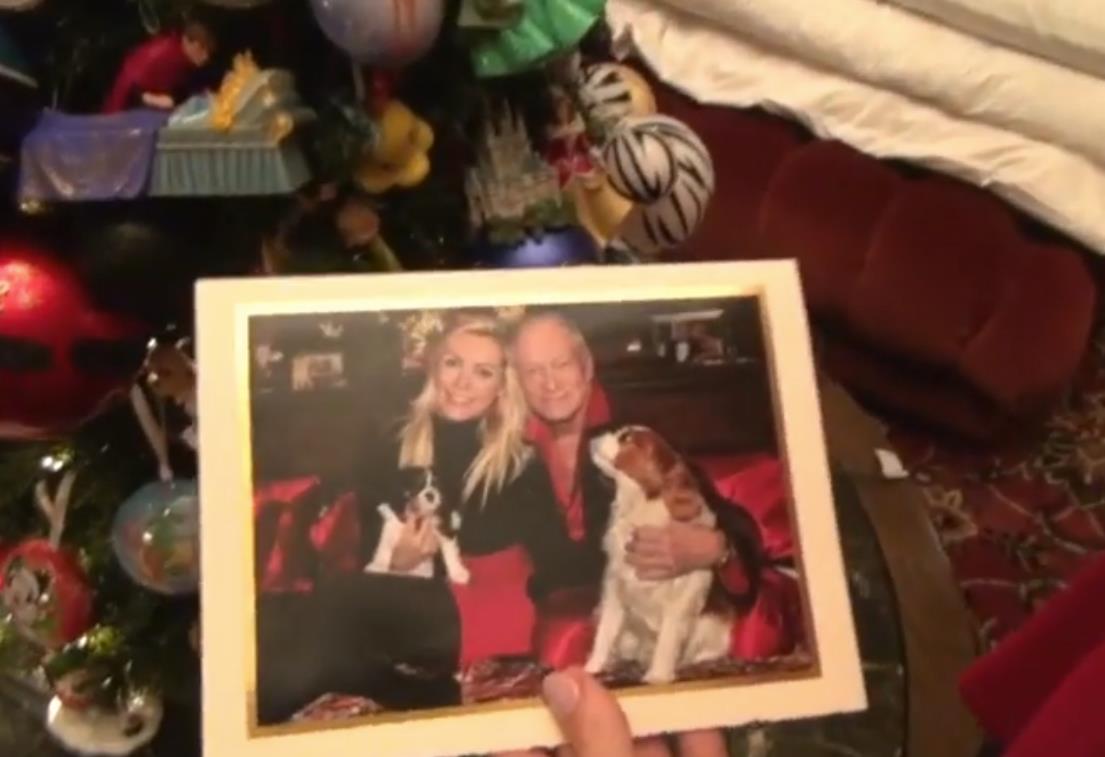 Kristal Haris pokazuje Plejboj vilu za Božić (9).png