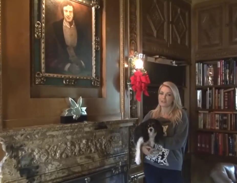 Kristal Haris pokazuje Plejboj vilu za Božić (10).png