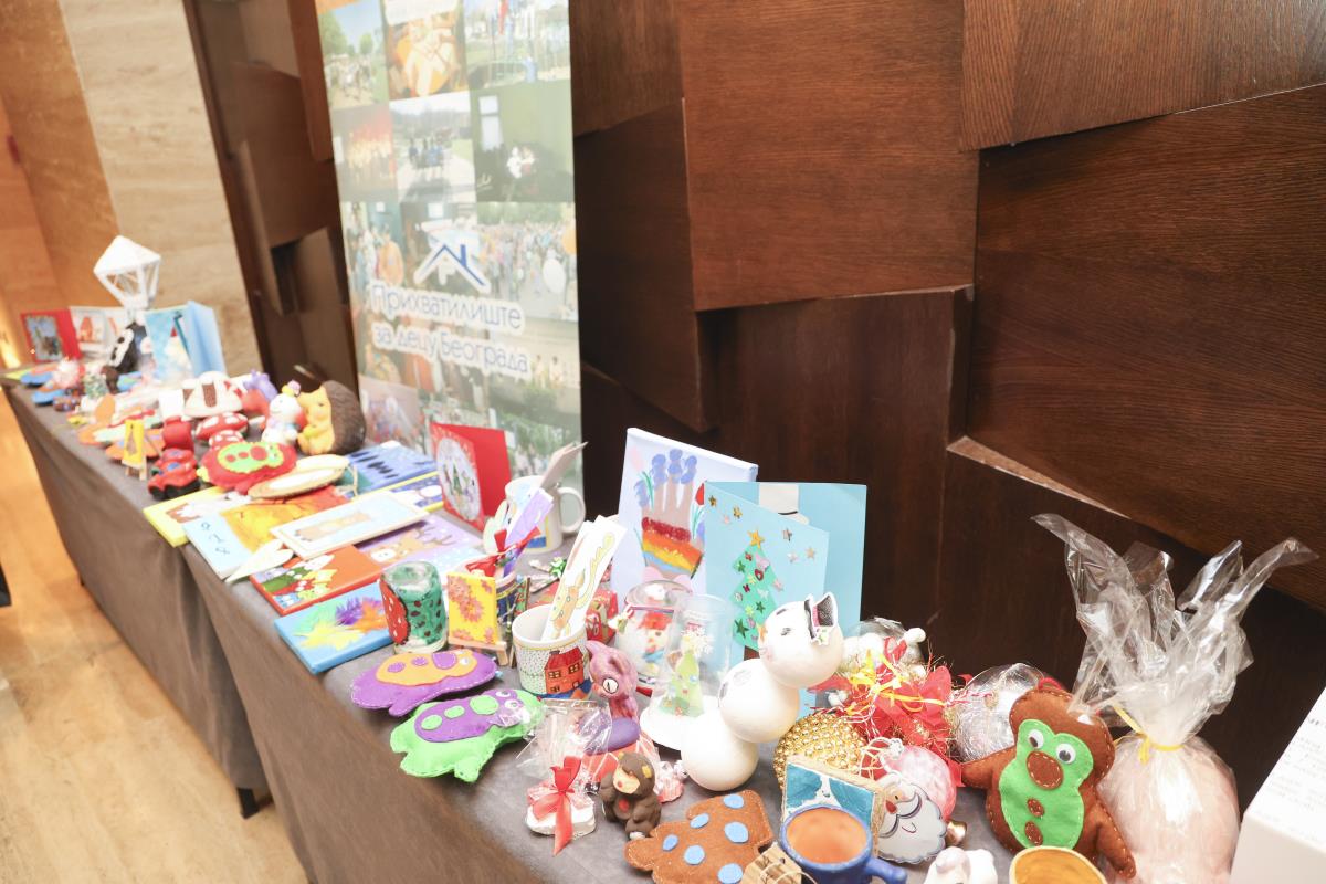 štand sa dečijim radovima.JPG