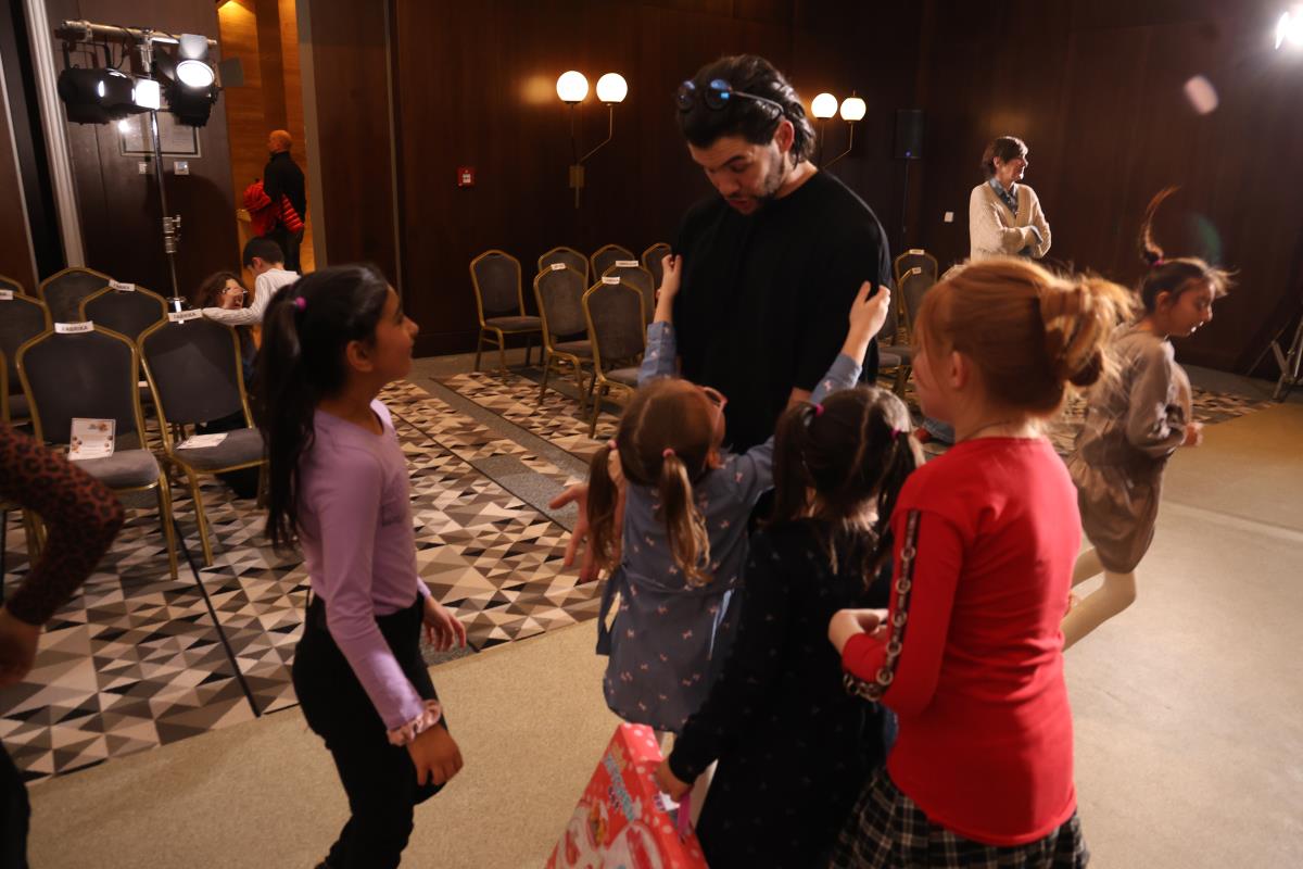 Stevan Piale sa mališanima iz Prihvatilišta.JPG