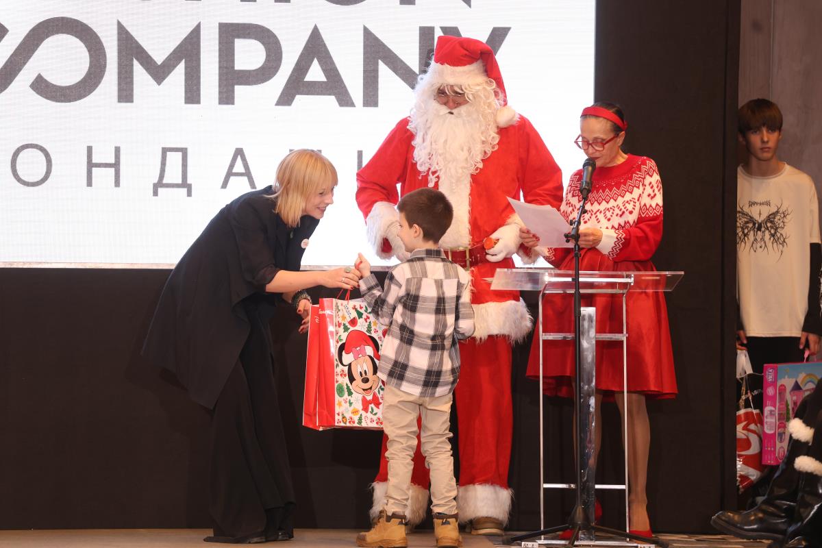 Tamara Aleksić dodela poklona.JPG