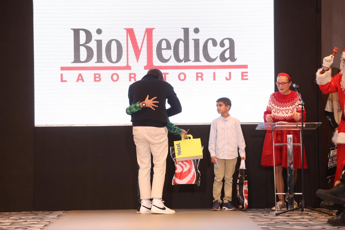 Luka Arelic urucuje poklon deci prihvatilista.JPG