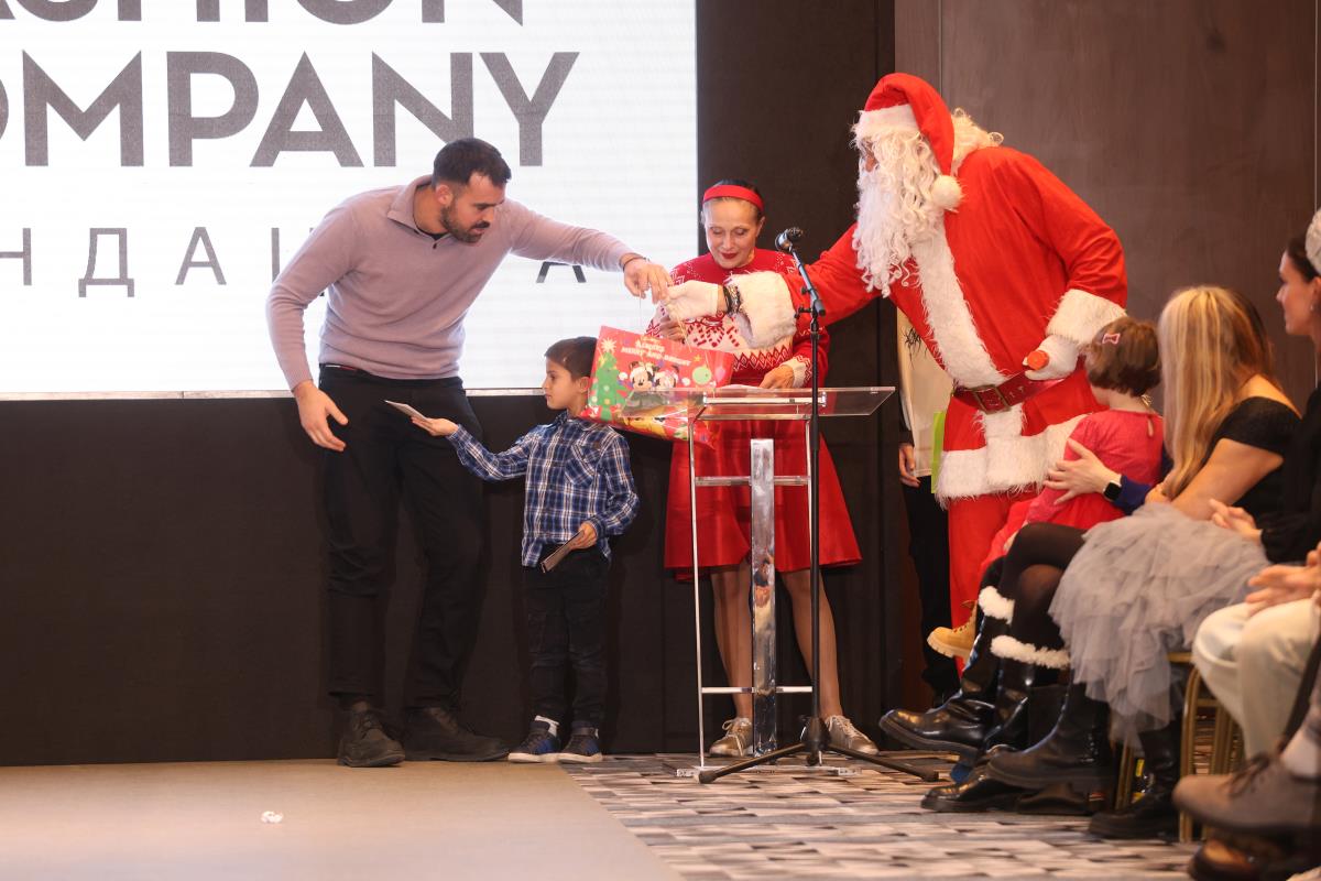 Miodrag Radonjic urucuje poklon detetu Prihvatilisdta.JPG