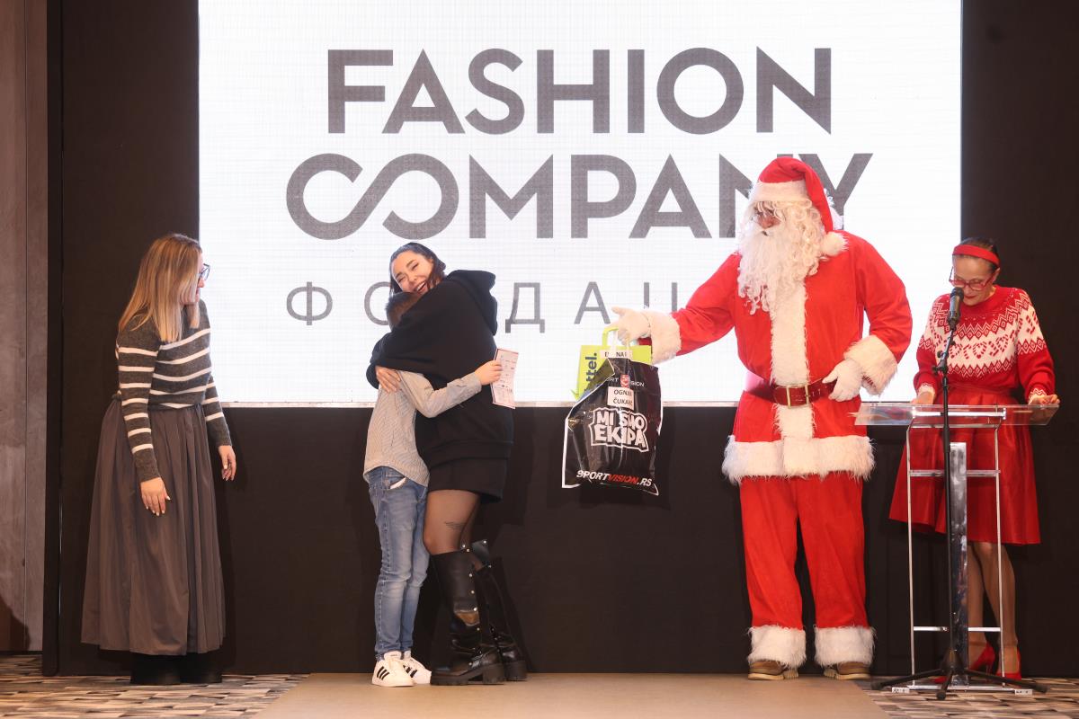 Sanja Vučić dodela poklona.JPG