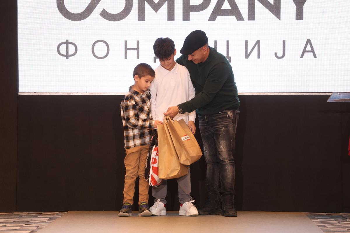 Husa dodela poklona.JPG