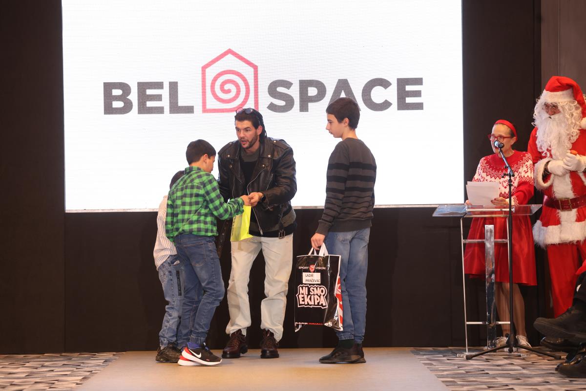 Stevan Piale dodela poklona 2.JPG