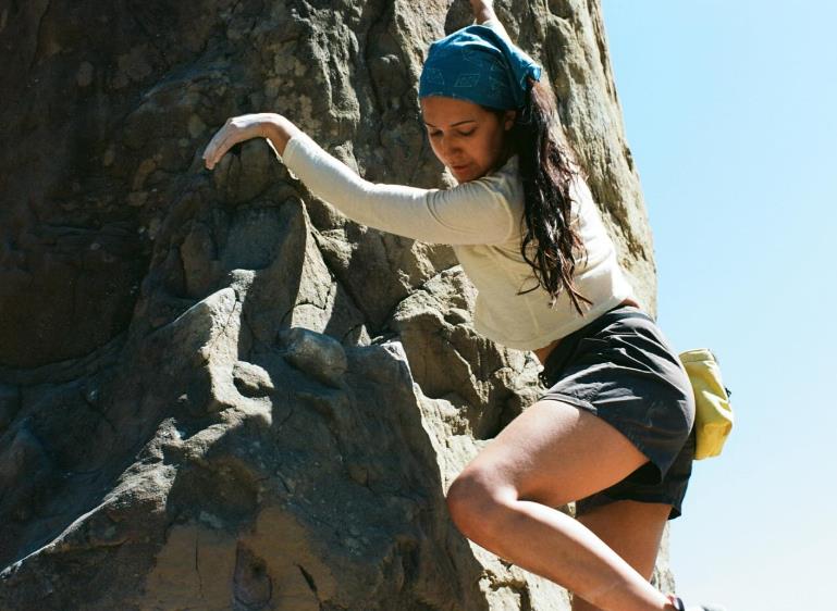 Nika Fehmiju se vere po stenama.jpg