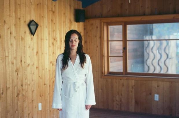 Nika Fehmiju u belom bademantilu.jpg