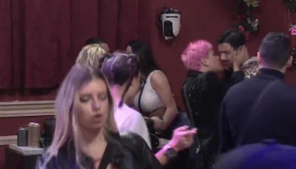 GEJ AFERA U ELITI 9! Žene umiru za njim, a on je tokom žurke ljubio Uroša Stanića: Isplivali kadrovi koji su šokirali gledaoce