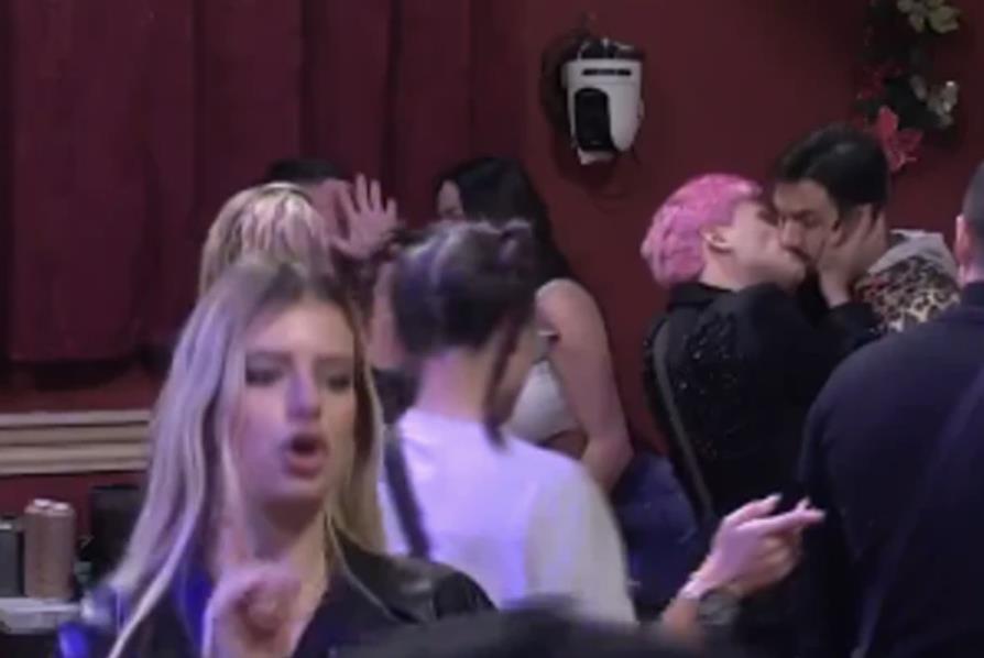 GEJ AFERA U ELITI 9! Žene umiru za njim, a on je tokom žurke ljubio Uroša Stanića: Isplivali kadrovi koji su šokirali gledaoce