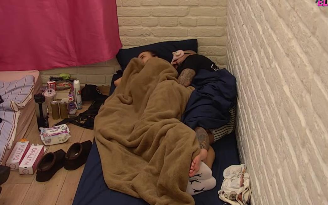 ANITA I LUKA VEĆ ZGROZILI JAVNOST, KRENUO DA JOJ DODIRUJE STOPALA! Stanojlovićeva već prve noći otkrila Vujovićev FETIŠ, gledaoci u šoku!