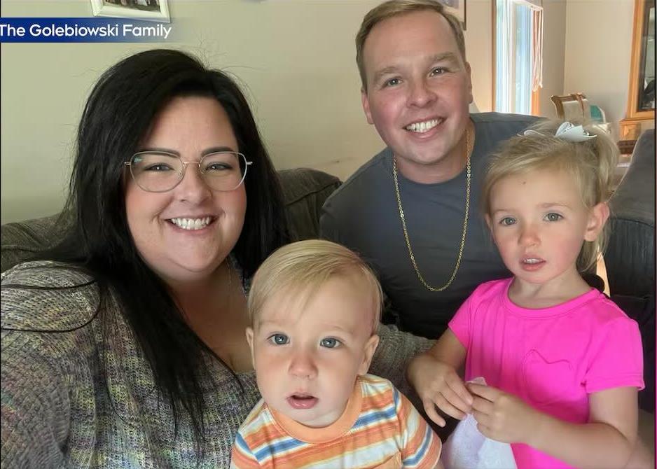 Dečak Grejson sa roditeljima i sestrom.jpg