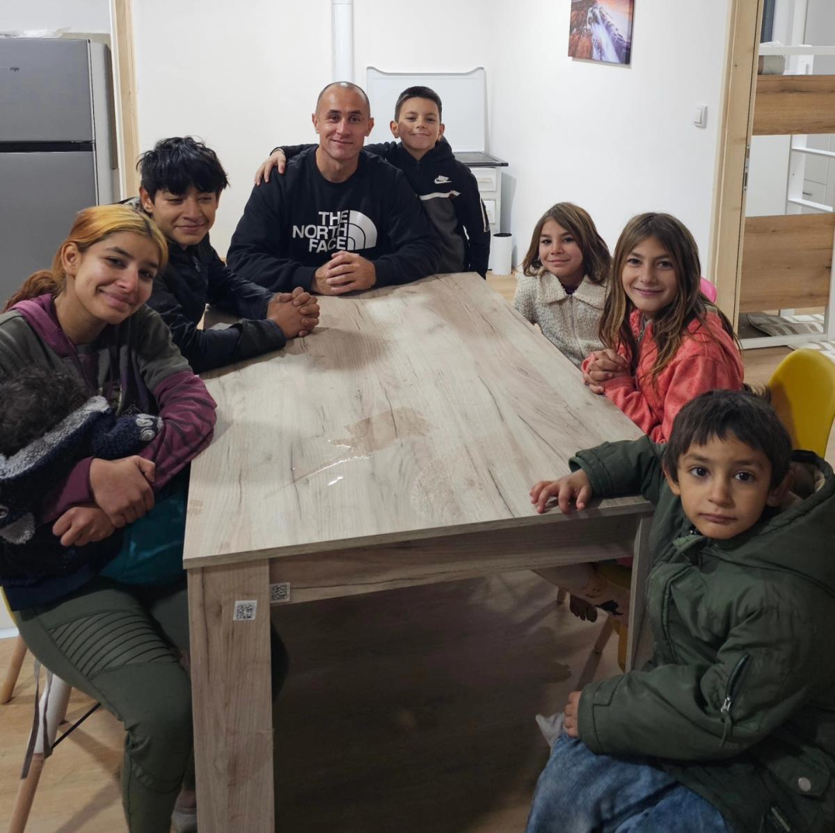 Marko Nikolić sa porodicom Memetović