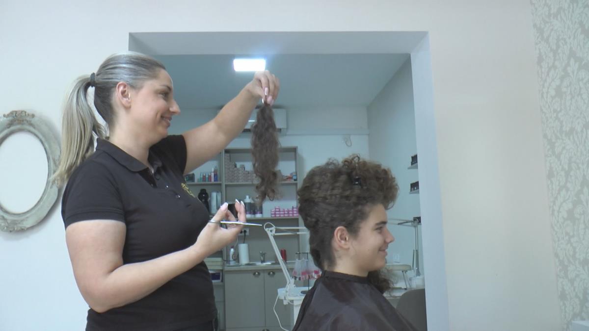 1766321282gornji-milanovac-lazar-donirao-kosu-fotorina (5).jpg