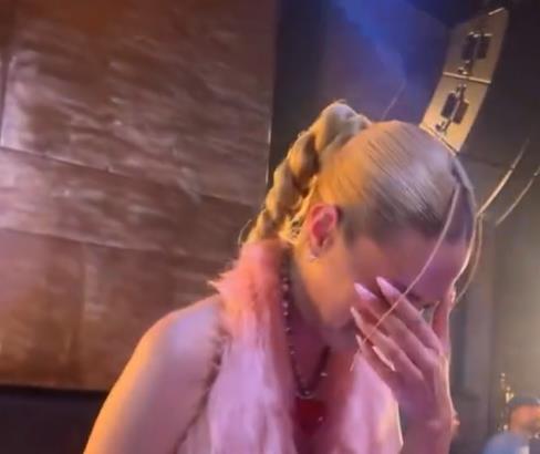 Sara Jo uplakana peva pesmu grupe DNK